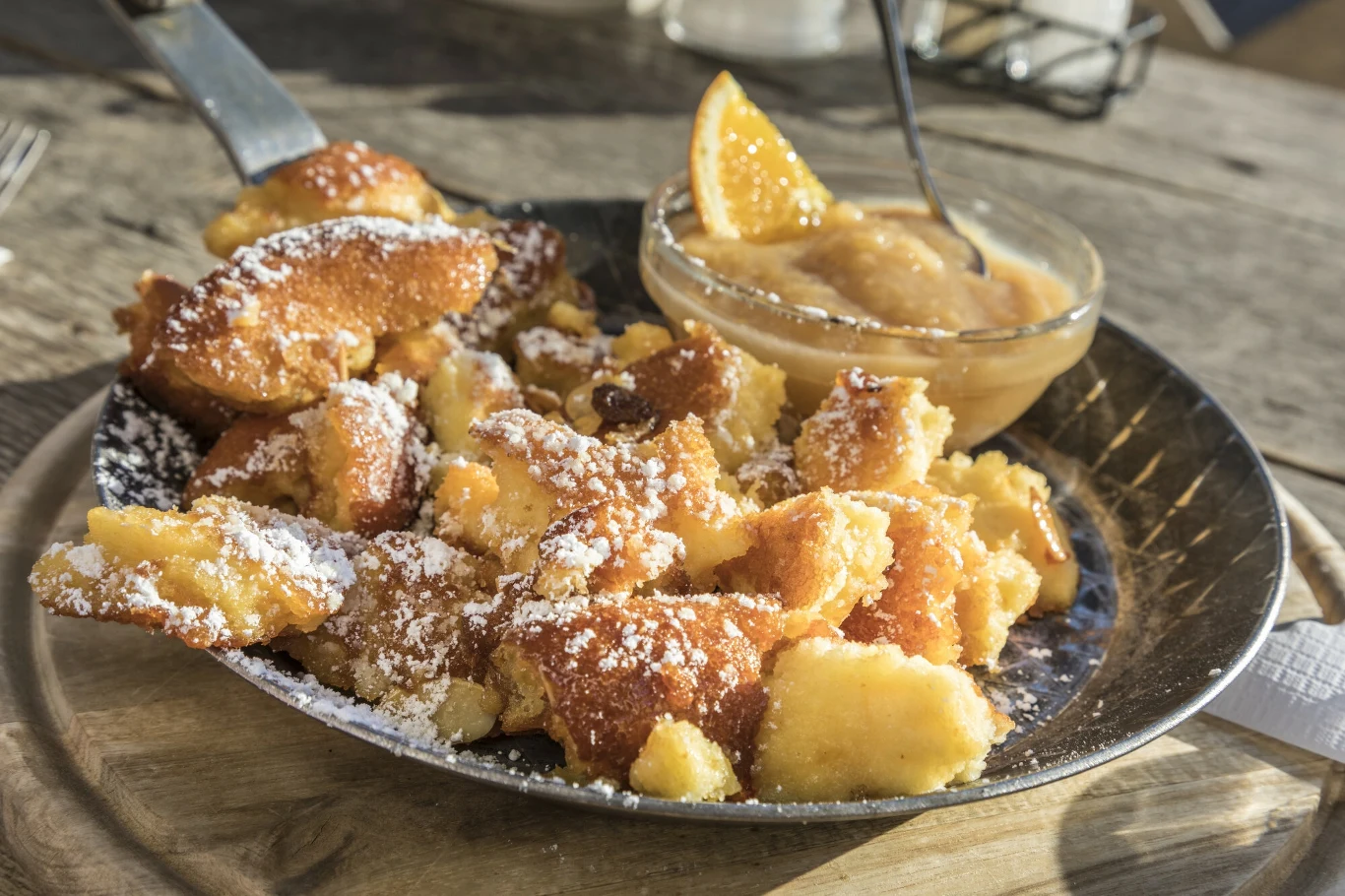 Kaiserschmarrn to rodzaj deseru w kuchni austriackiej