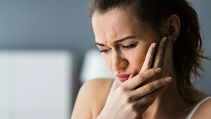 W większości przypadków na początku próchnica jest bezbolesna, a dolegliwości pojawiają się w momencie zajęcia głębszych tkanek zęba