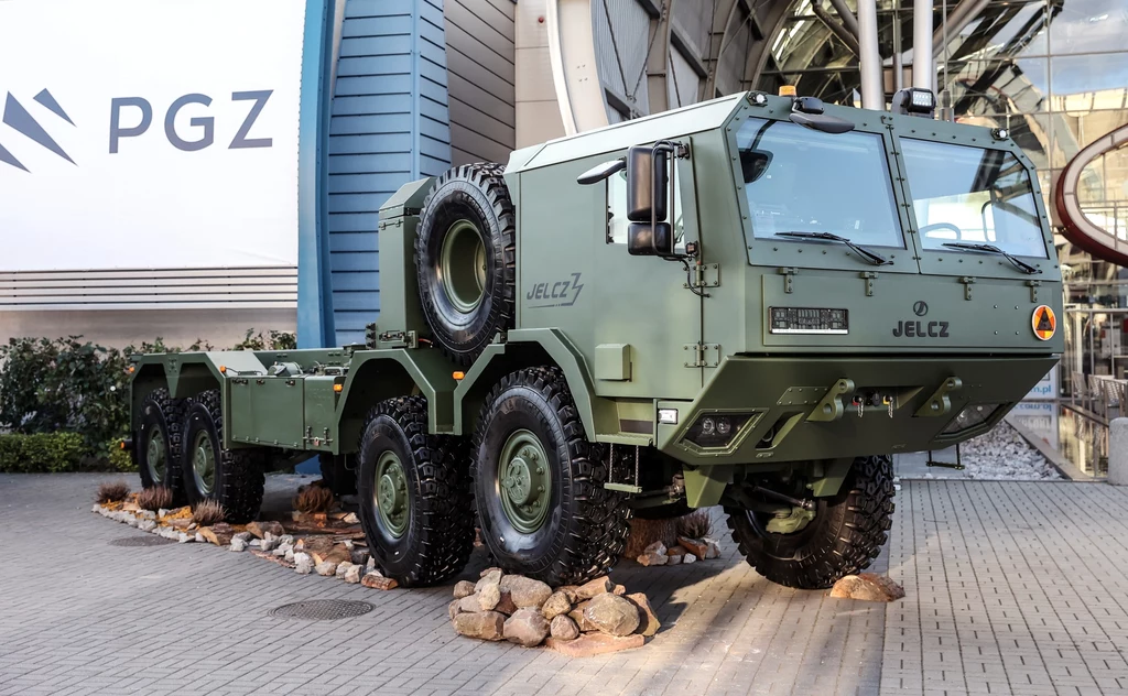 Jelcz 8x8 - prototyp modelu 3 generacji z niezależnym zawieszeniem wszystkich osi / fot. Targi Kielce/MSPO