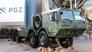 Jelcz 8x8 - prototyp modelu 3 generacji z niezależnym zawieszeniem wszystkich osi / fot. Targi Kielce/MSPO