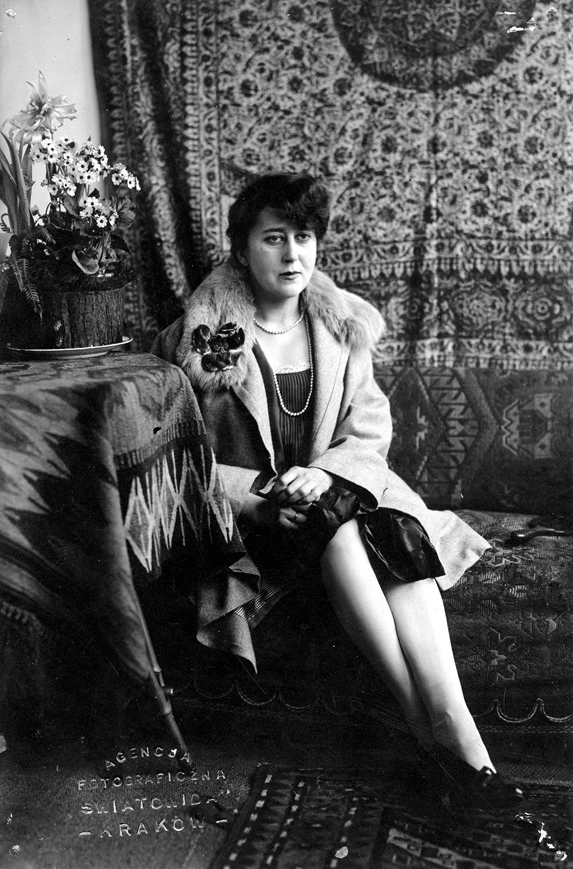 Maria Pawlikowska-Jasnorzewska pochodziła z artystycznej rodziny Kossaków. Jej tatą był słynny malarz Wojciech Kossak Maria Pawlikowska-Jasnorzewska pochodziła z artystycznej rodziny Kossaków. Jej tatą był słynny malarz Wojciech Kossak