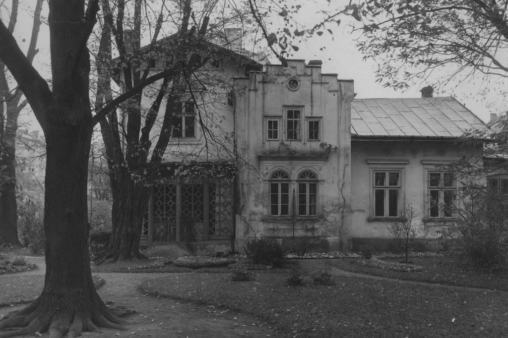 Willa artysty malarza Wojciecha Kossaka "Kossakówka" w Krakowie. To tutaj dorastała Maria Pawlikowska-Jasnorzewska