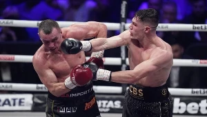 Mateusz Masternak (z lewej) czeka na końcową diagnozę po walce z Chrisem Billamem-Smithem