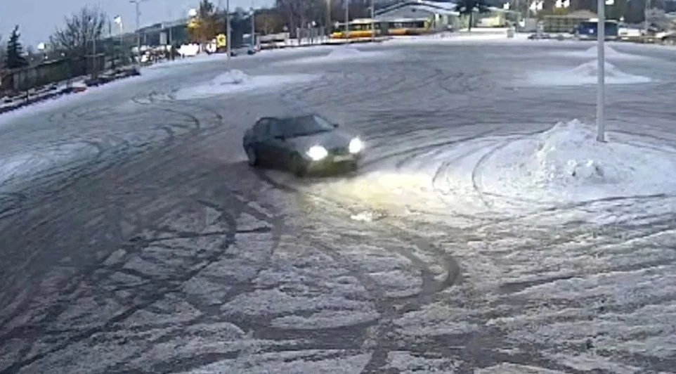 Kierowca BMW driftował na pustym parkingu