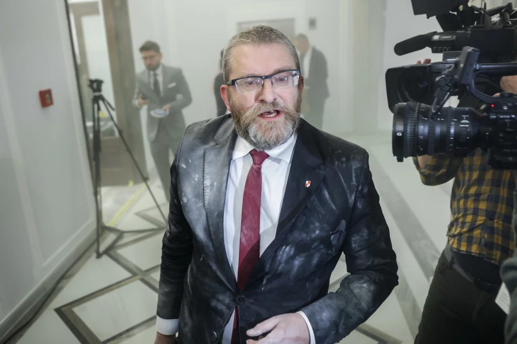 Grzegorz Braun po skandalicznym incydencie w Sejmie Grzegorz Braun po skandalicznym incydencie w Sejmie