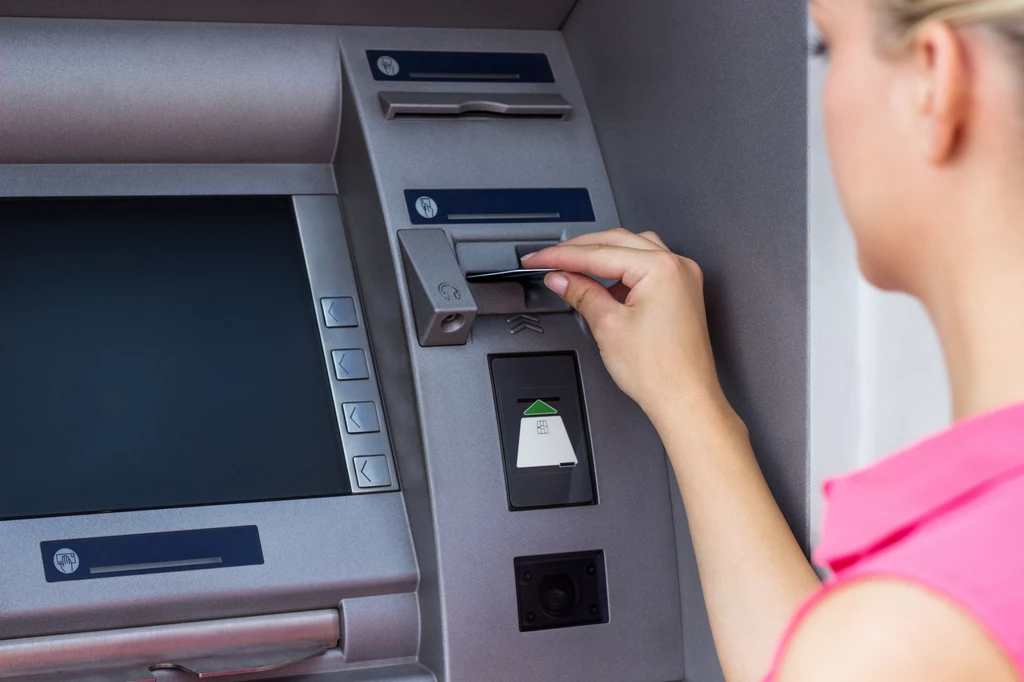Bankomat mogli zmienić w pułapkę. Oszustom wystarczy tylko kawałek papieru.