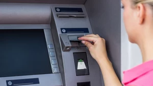 Bankomat mogli zmienić w pułapkę. Oszustom wystarczy tylko kawałek papieru.