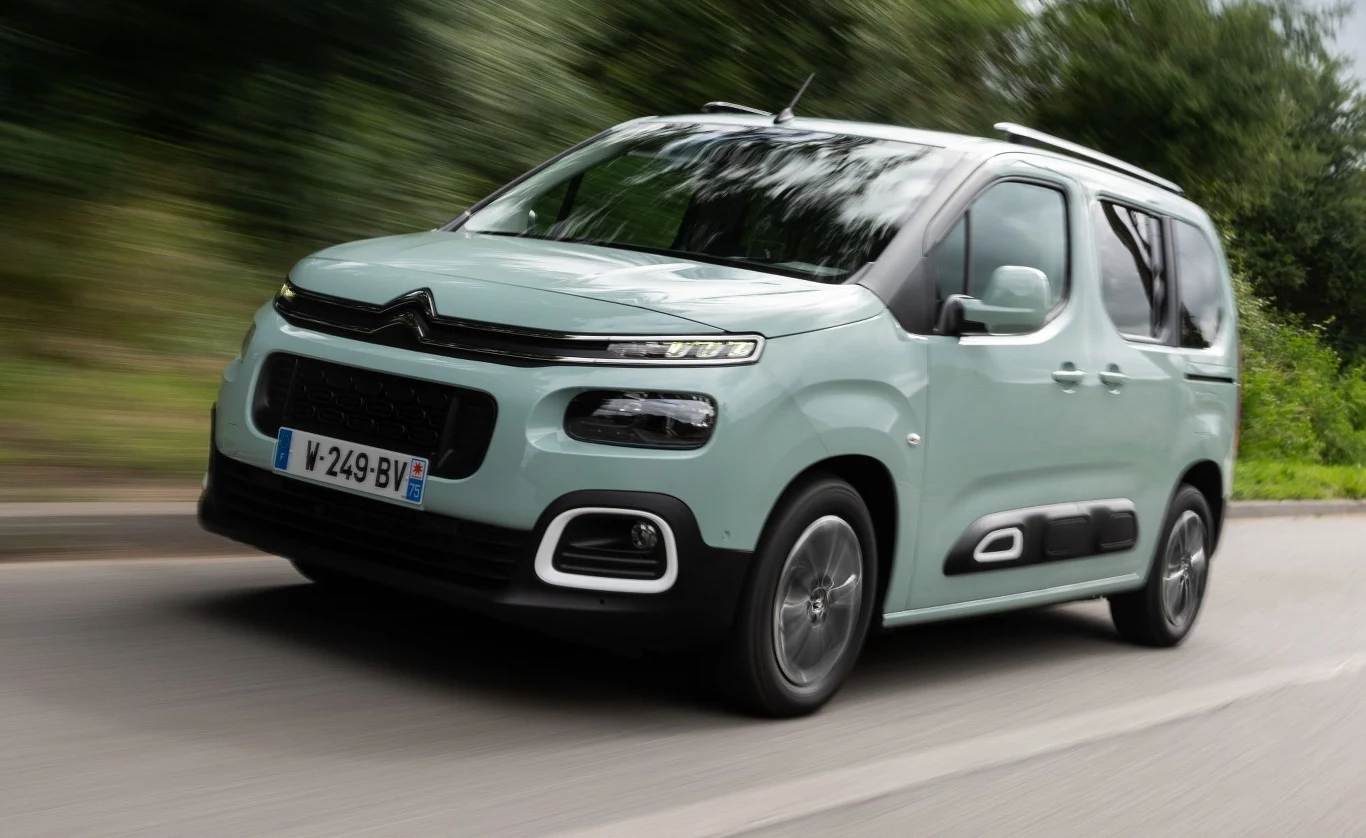 Citroen Berlingo III Multispace, mimo że jest kombivanem, potrafi przykuć uwagę, m.in. dzięki kolorowym wstawkom nadwozia. Plastikowe osłony z boku chronią drzwi przed parkingowymi uszkodzeniami