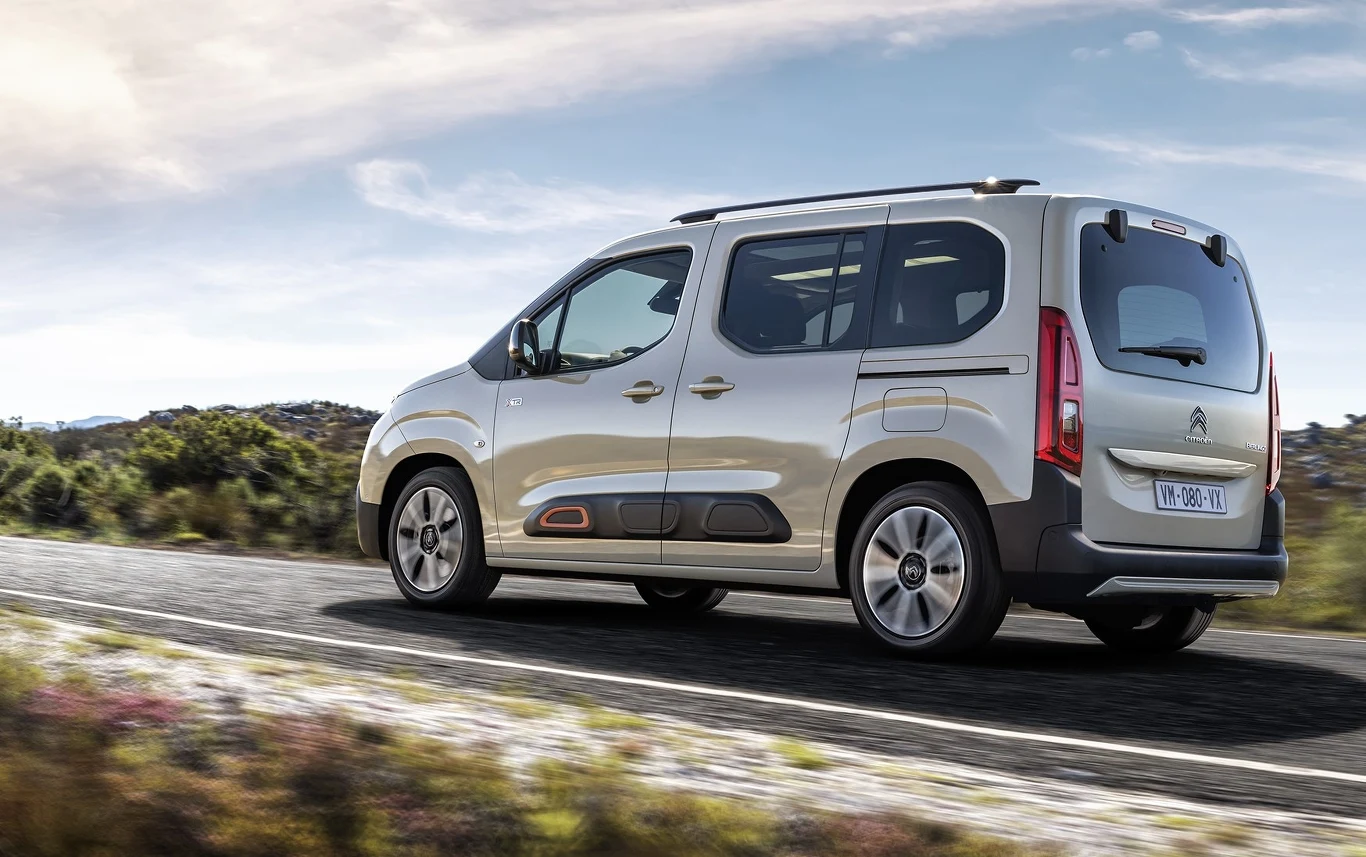 W ofercie Berlingo znajdziemy tylko jeden silnik benzynowy i tylko jeden silnik wysokoprężny. Oba oferowane są jednak w różnych wersjach. W ofercie Berlingo znajdziemy tylko jeden silnik benzynowy i tylko jeden silnik wysokoprężny. Oba oferowane są jednak w różnych wersjach.