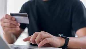 Co zrobić ze zniszczoną kartą płatniczą?