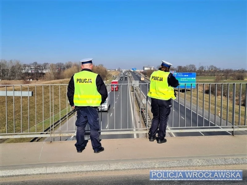 Policjanci ustawiają się na wiadukcie i mierzą prędkość oraz odległość między pojazdami