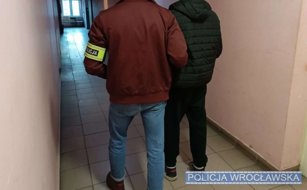 Zatrzymano pięć osób podejrzanych o zdewastowanie świecznika chanukowego we Wrocławiu