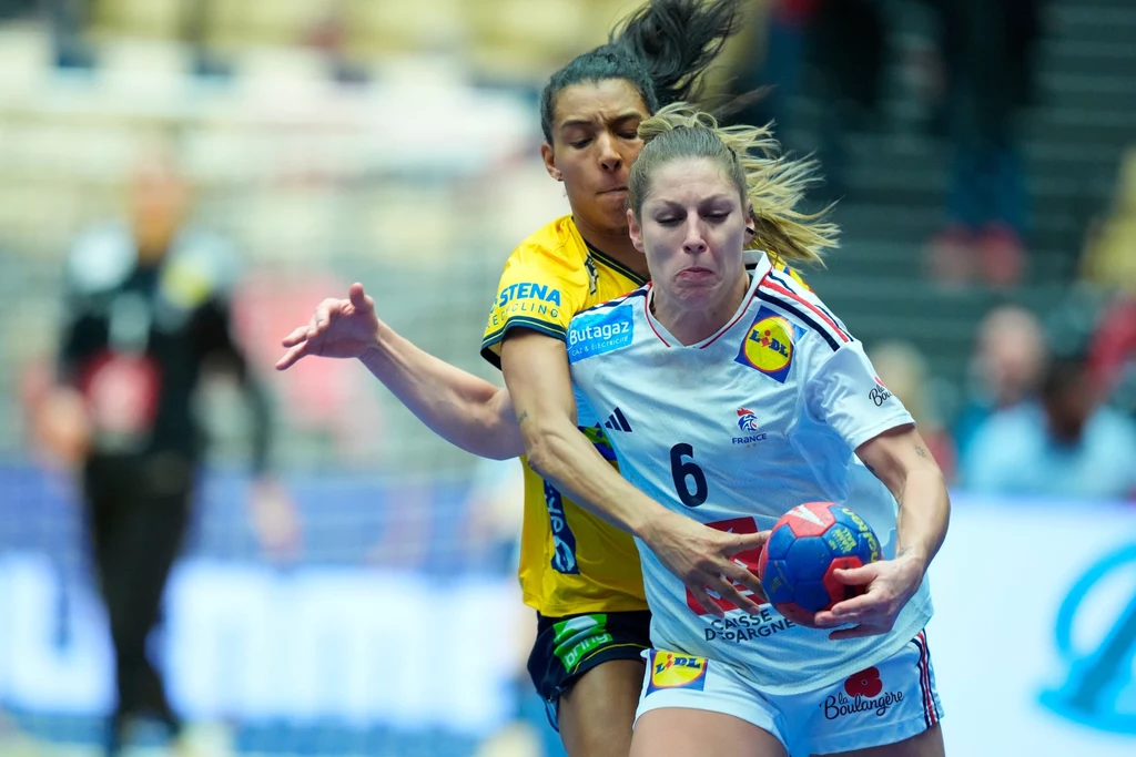 Jamina Roberts fauluje Chloe Valentini, która biegła w kierunku pustej bramki Jamina Roberts fauluje Chloe Valentini, która biegła w kierunku pustej bramki