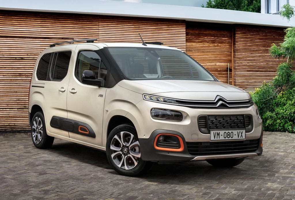 Citroen Berlingo III Multispace, mimo że jest kombivanem, potrafi przykuć uwagę, m.in. dzięki kolorowym wstawkom nadwozia. Plastikowe osłony z boku chronią drzwi przed parkingowymi uszkodzeniami