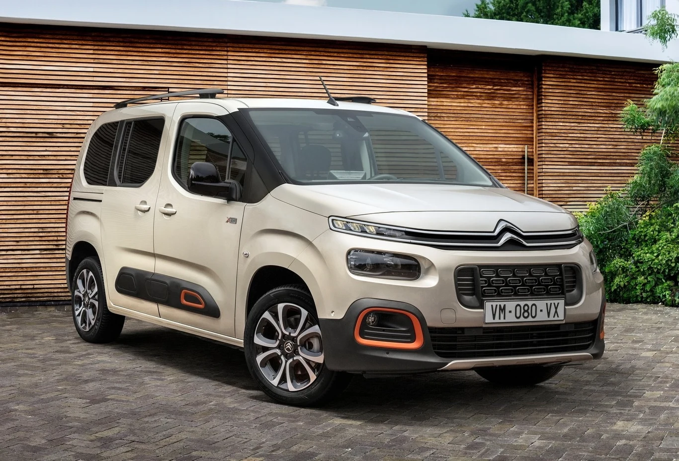 Citroen Berlingo III Multispace, mimo że jest kombivanem, potrafi przykuć uwagę, m.in. dzięki kolorowym wstawkom nadwozia. Plastikowe osłony z boku chronią drzwi przed parkingowymi uszkodzeniami Citroen Berlingo III Multispace, mimo że jest kombivanem, potrafi przykuć uwagę, m.in. dzięki kolorowym wstawkom nadwozia. Plastikowe osłony z boku chronią drzwi przed parkingowymi uszkodzeniami