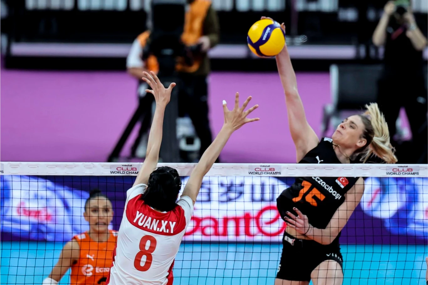 Atakuje Jovana Stevanović z Eczacibasi Stambuł