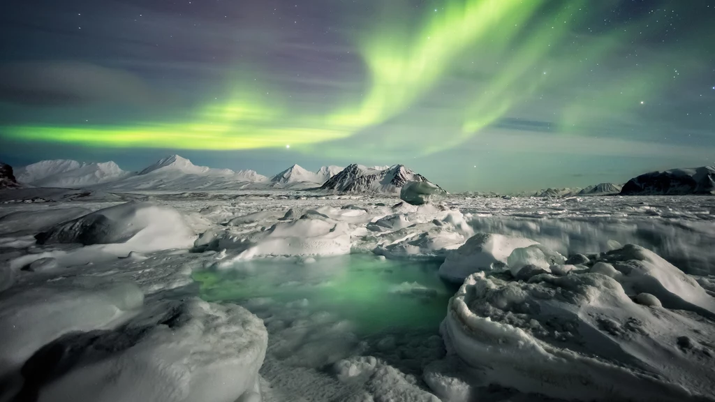 Pod wieczną zmarzliną Arktyki kryją się miliony ton metanu. 
