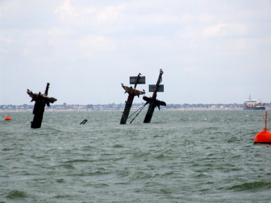 Widoczne maszty wraku SS Richard Montgomery 