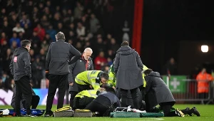 Tom Lockyer otrzymuje pomoc medyczną na Vitality Stadium