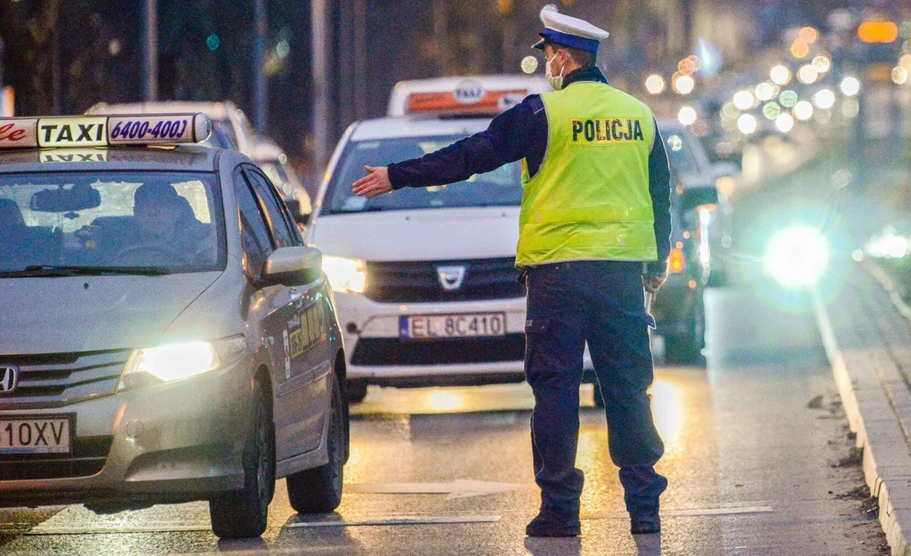 Czy za włączone światła przeciwmgielne w mieście grozi mandat?