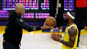 Kareem Abdul-Jabbar podaje piłkę LeBronowi Jamesowi