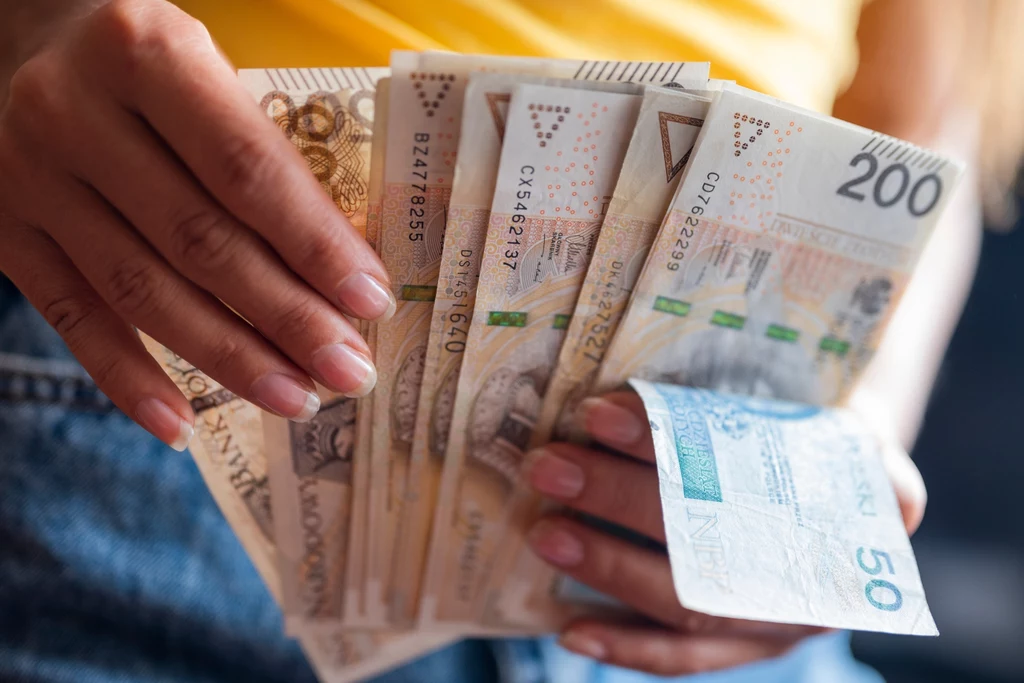 Noszenie w portfelu małego lusterka między banknotami zwiastuje poprawę sytuacji finansowej