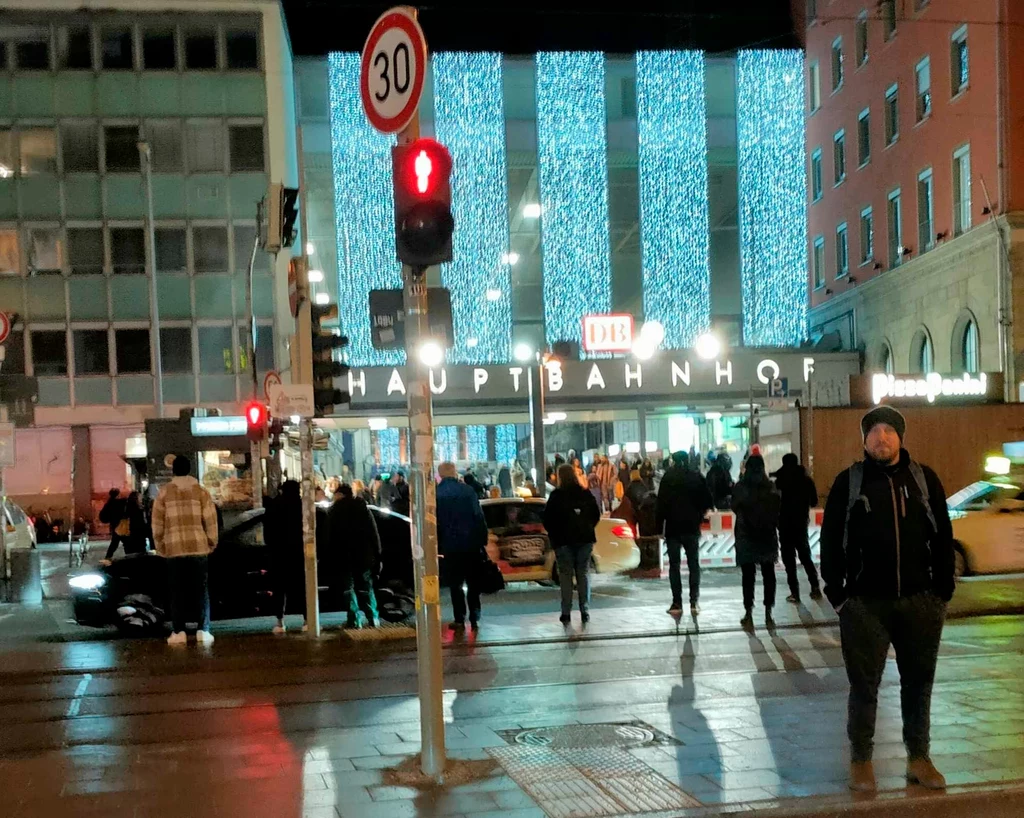 Znalezienie wejścia na dworzec München Hauptbahnhof niekoniecznie jest proste, chociaż leży on w sercu miasta Znalezienie wejścia na dworzec München Hauptbahnhof niekoniecznie jest proste, chociaż leży on w sercu miasta