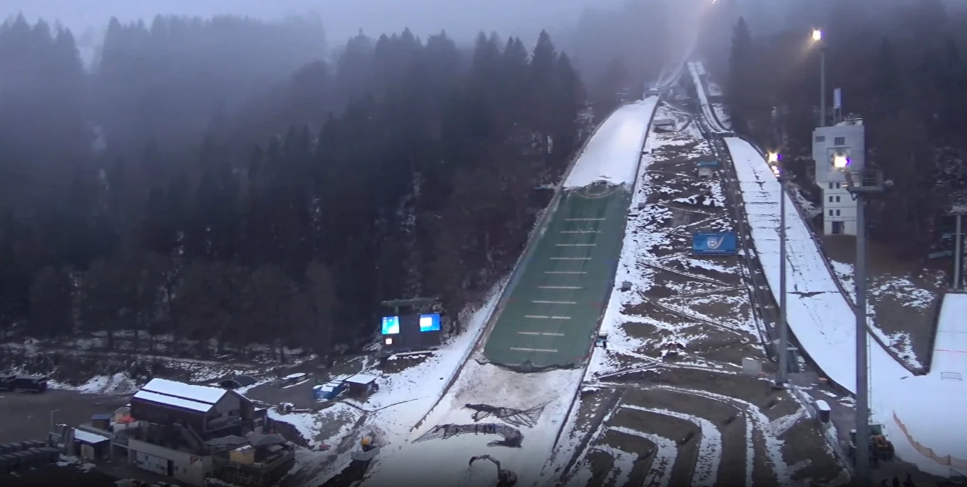 Zniszczenia na skoczni w Bischofschofen, obraz z kamery na obiekcie, źr. skiclub-bischofshofen