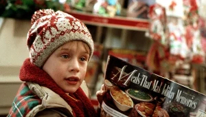 Macaulay Culkin w scenie z filmu "Kevin sam w domu"