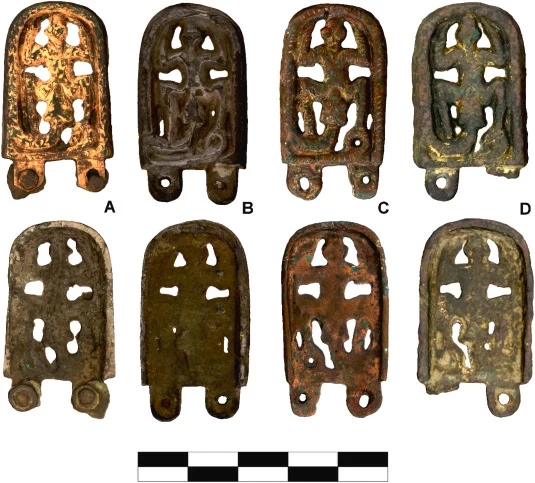 Przegląd badanych okuć. A) nowo odnaleziony artefakt w Lány. Podobne artefakty odnalezione w Zsámbék (B), w Iffelsdorf (C), w Nový Bydžov (D).