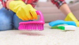 Zmieszaj te 4 składniki i posyp dywan. Będzie wyglądał, jak nowy