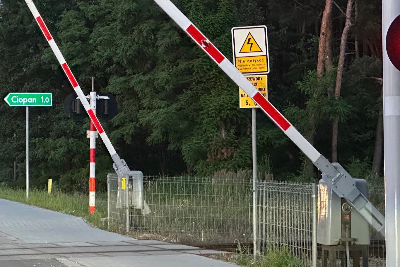 Jak się zachować, gdy utkniemy na przejeździe kolejowym? Jeżeli ruszysz przed podniesieniem rogatek, narazisz się na wysoki mandat