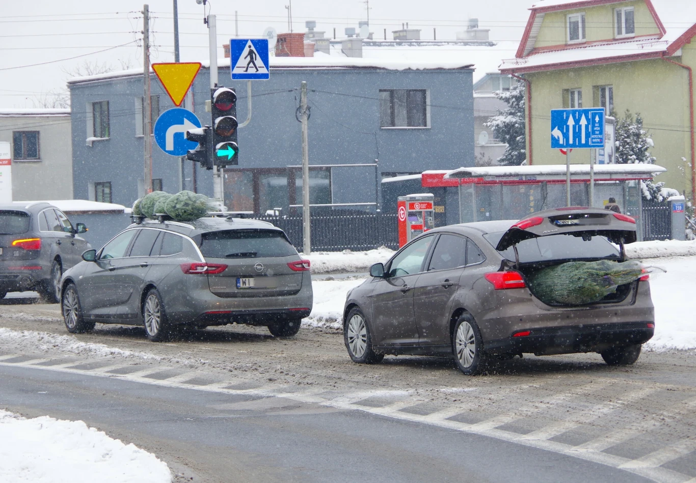 Choinka przewożona na dachu i w bagażniku musi być odpowiednio zabezpieczona, aby nie zagrażała innym uczestnikom ruchu drogowego Choinka przewożona na dachu i w bagażniku musi być odpowiednio zabezpieczona, aby nie zagrażała innym uczestnikom ruchu drogowego