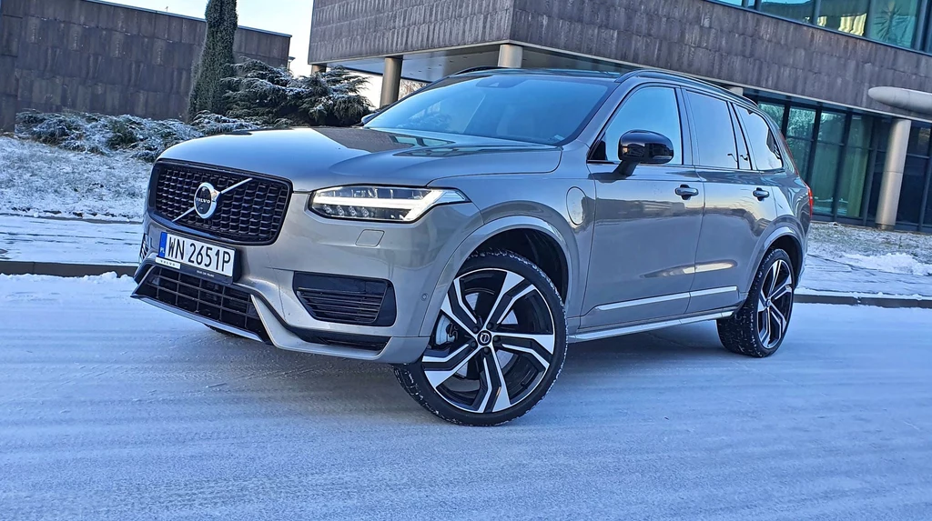 Volvo XC90 to SUV klasy premium o bardzo eleganckiej stylizacji – w menu są jednak tylko 4-cylindrowe silniki 2.0.