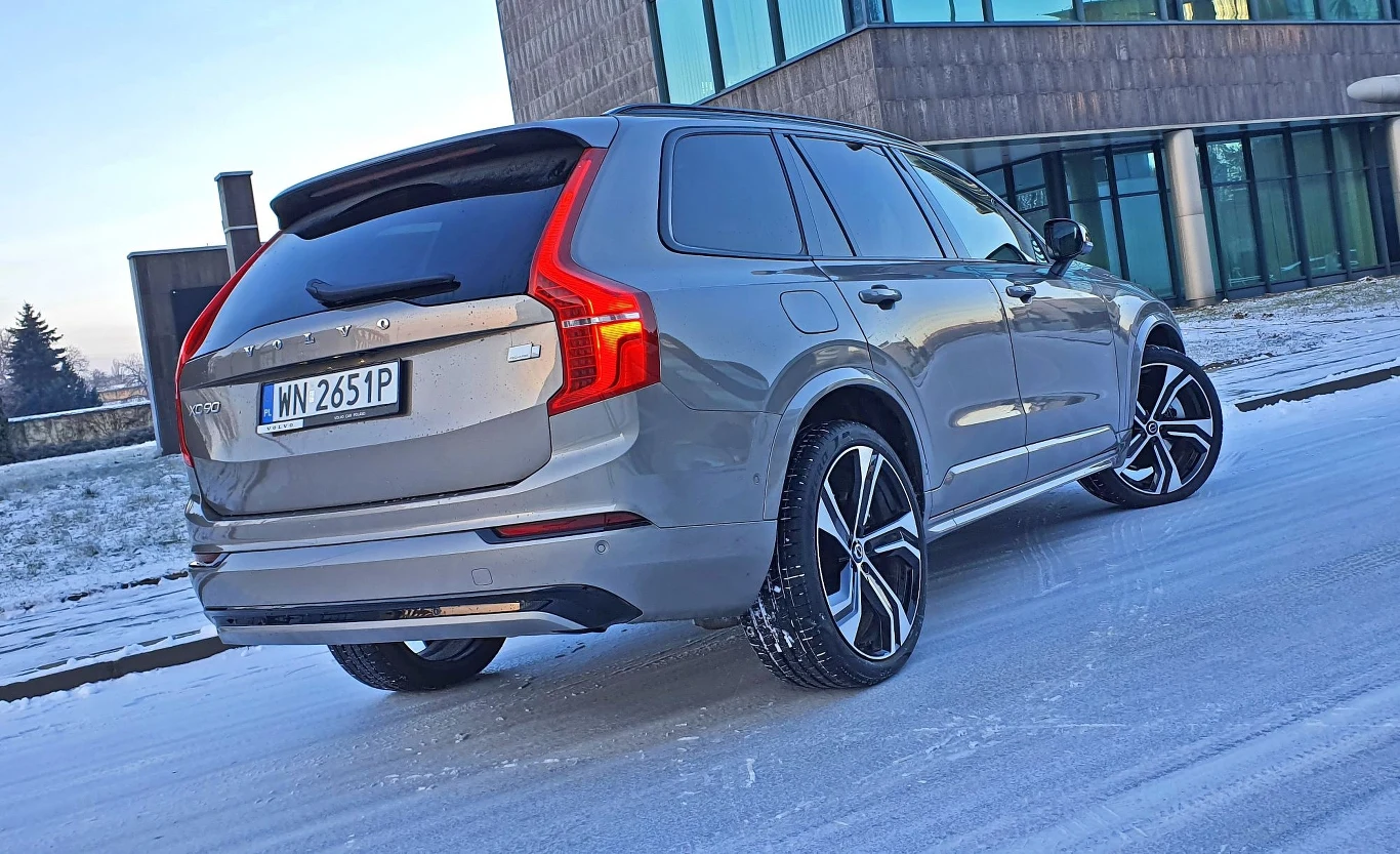 Zarówno silniki benzynowe, jak i diesle w Volvo XC90 mają identyczną pojemność.