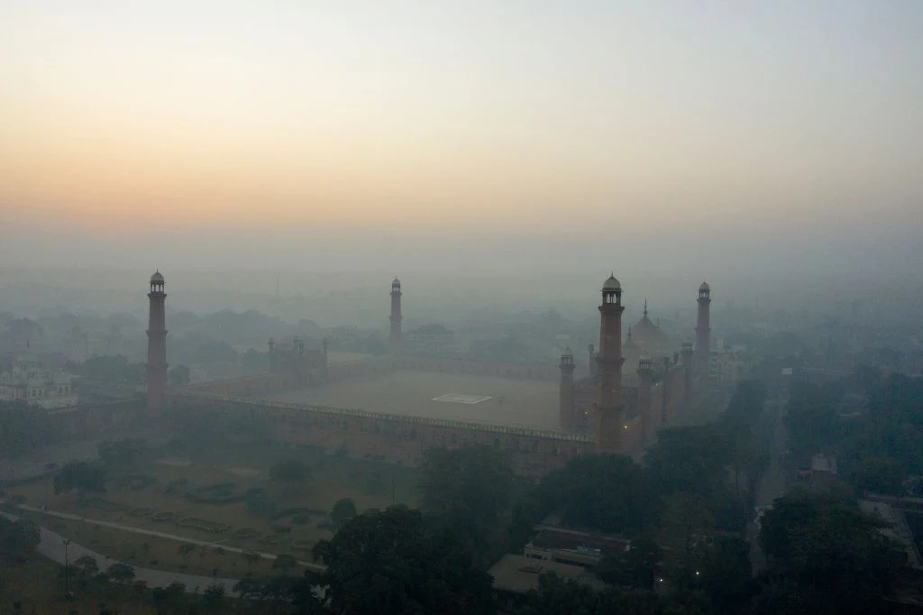 W Lahore spadł sztuczny deszcz. Zanieczyszczenia są tu największe na świecie W Lahore spadł sztuczny deszcz. Zanieczyszczenia są tu największe na świecie