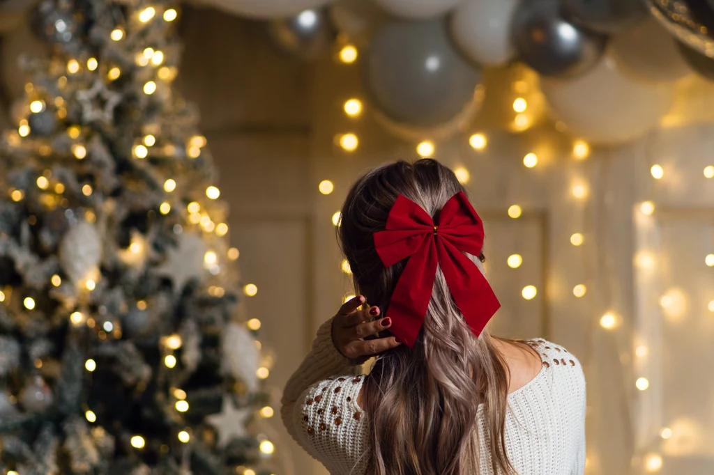 Jednym z pomysłów na świąteczną fryzurę jest upięcie elegancką kokardą