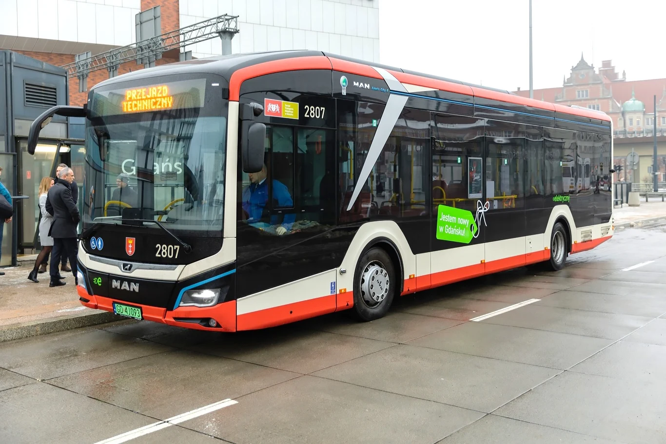 Autobusy niskopodwoziowe idealnie sprawdzają się w transporcie miejskim, ale mają również sporo ograniczeń. Niski prześwit może utrudnić ewakuację. Autobusy niskopodwoziowe idealnie sprawdzają się w transporcie miejskim, ale mają również sporo ograniczeń. Niski prześwit może utrudnić ewakuację.