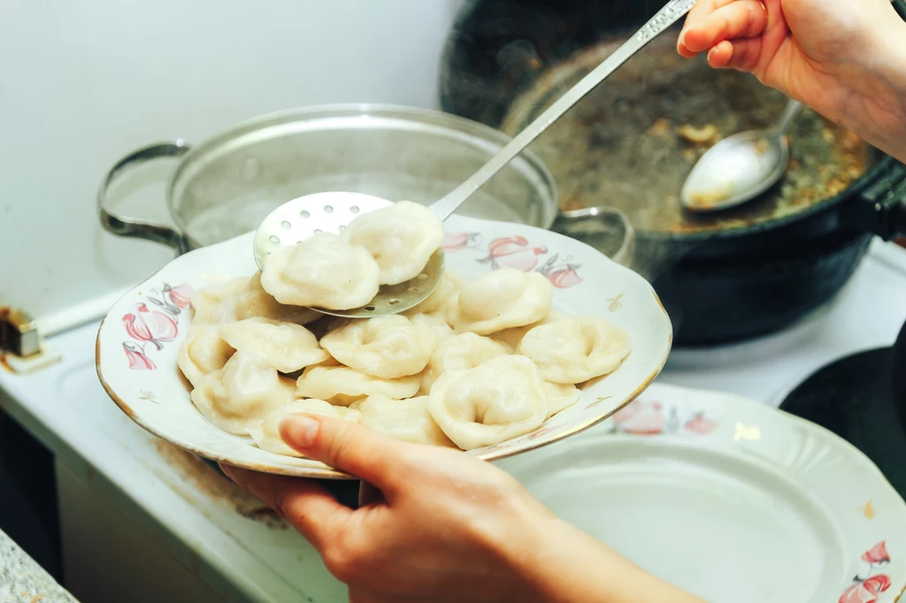 W jaki sposób sklejać pierogi, by przetrwały gotowanie w wodzie?