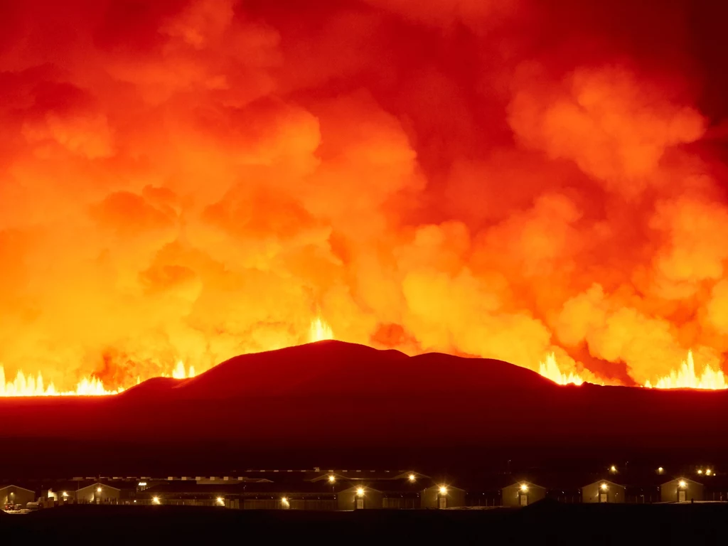 Na półwyspie Reykjanes na Islandii wybuchł wulkan. Lawa wydobywa się z wielokilometrowego pęknięcia w ziemi