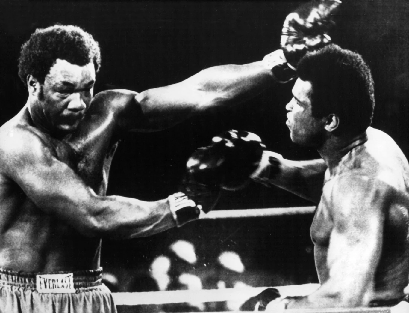 George Foreman (z lewej) i Muhammad Ali