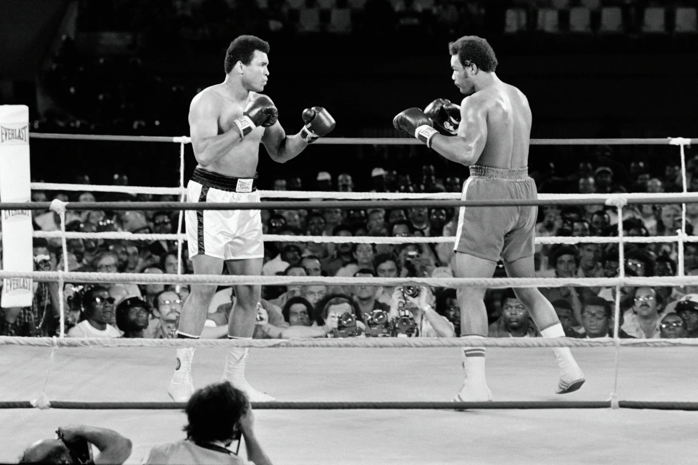 Muhammad Ali (z lewej) i George Foreman