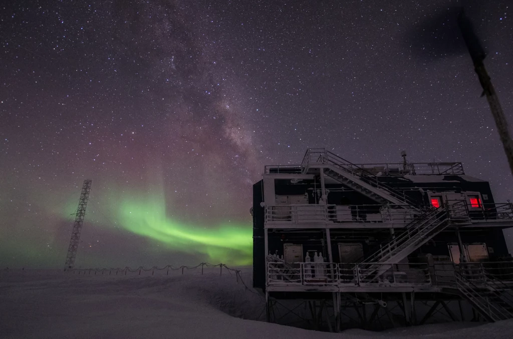 Astronomiczna noc polarna rozświetlona zorzą na biegunie południowym.