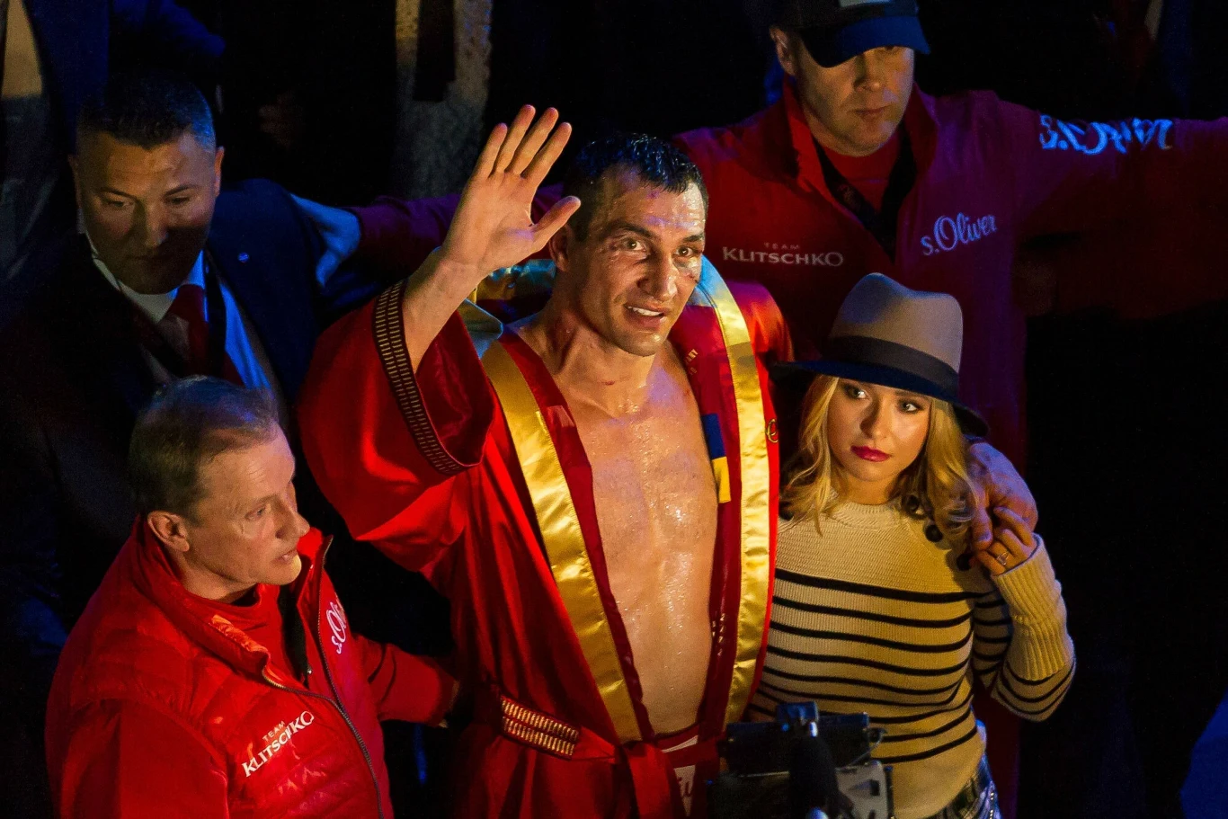 Władimir Kliczko opuszczający z żoną halę w Düsseldorfie (28.11.2015 r.)