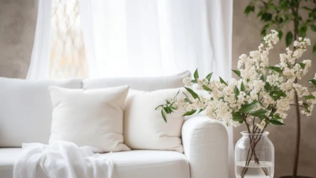 Biała sofa prezentuje się elegancko i wykwintnie. Na co dzień jest jednak bardzo niepraktyczna. Dlaczego lepiej jej nie kupować? 