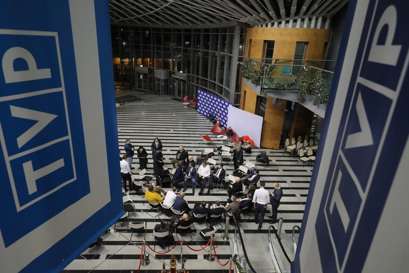 Politycy PiS w budynku TVP przy Woronicza. Przerwano transmisję na TVP1, nadawano specjalne wydanie serwisu TVP Info Politycy PiS w budynku TVP przy Woronicza. Przerwano transmisję na TVP1, nadawano specjalne wydanie serwisu TVP Info