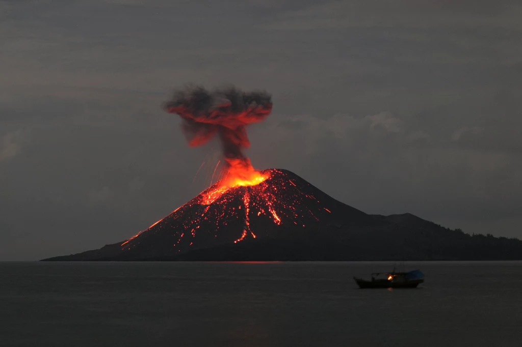 Erupcja wulkanu Krakatau w 2009 roku.