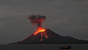 Erupcja wulkanu Krakatau w 2009 roku.