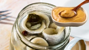 W tym roku zrób na święta śledzie z tym sosem. Tak dobry, że goście będą oblizywać palce