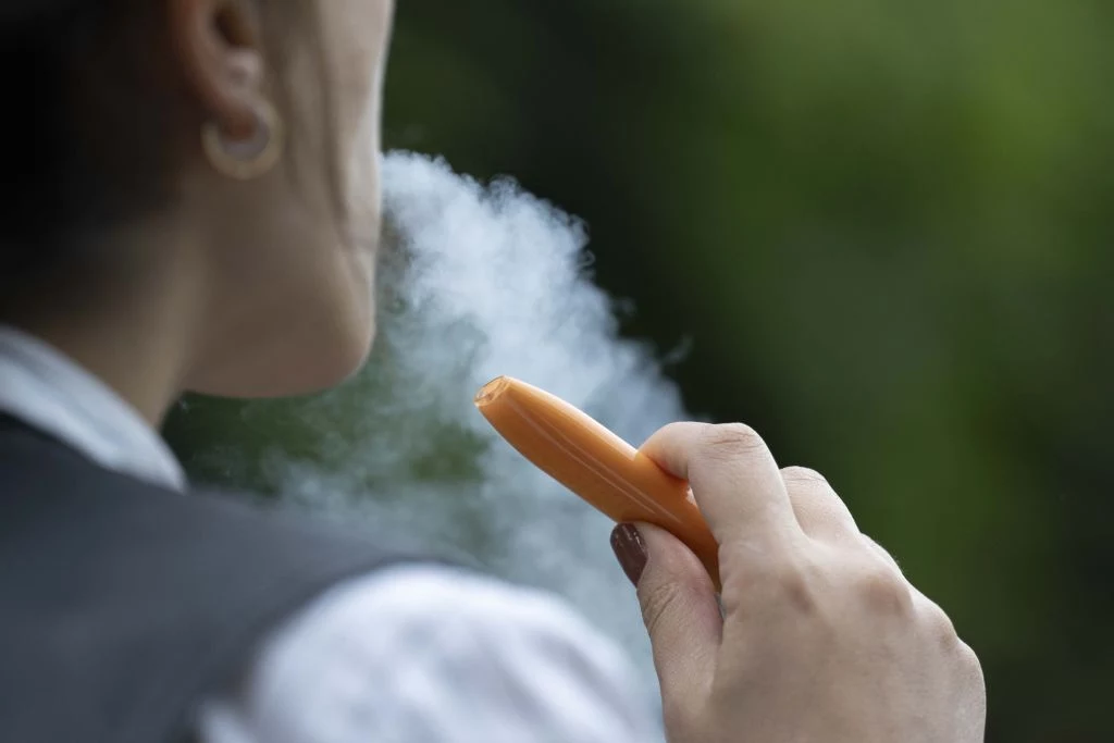 Światowa Organizacja Zdrowia (WHO) wezwała światowe rządy, aby uznały e-papierosy za produkty tytoniowe i wycofały smakowe warianty